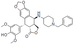 CAS 登录号：152833-13-1， (5R,5aR,8aS,9S)-5-(4-羟基-3,5-二甲氧基-苯基)-9-[[1-(苯基甲基)-4-哌啶基]氨基]-5a,8,8a,9-四氢-5H-异苯并呋喃并[6,5-f][1,3]苯并二氧戊环-6-酮